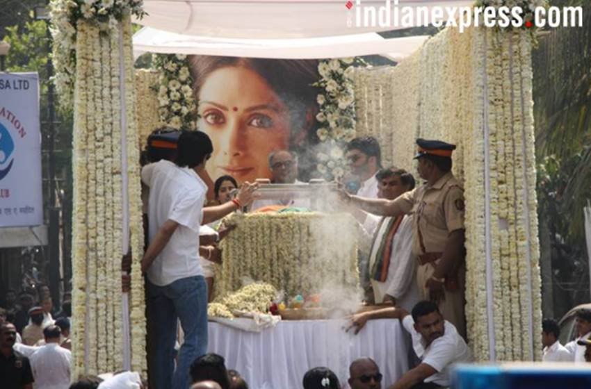 देश की पहली लेडी सुपरस्टार श्रीदेवी के अचानक दुनिया छोड़ जाने से हर कोई शोकाकुल है। वहीं, श्रीदेवी को अब अंतिम विदाई दी जा रही है।