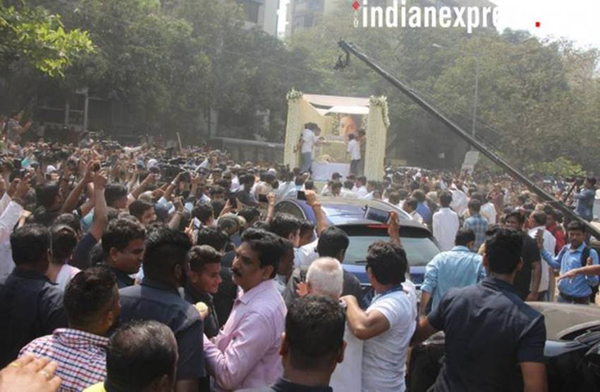 श्रीदेवी के पार्थिव शरीर को मुंबई के विले पार्ले वाले शमशानघाट पर ले जाया जा रहा है।