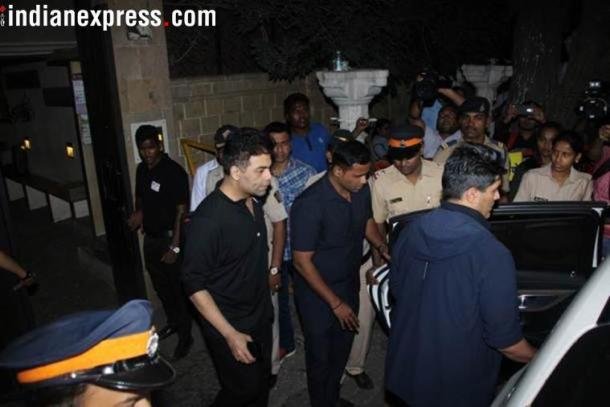 "sridevi, sridevi funeral photos, sridevi dead, sridevi condolences, sridevi funeral, sridevi last rights photos, khushi kapoor, sridevi death, anil kapoor, arjun kapoor, sonam kapoor, karan johar