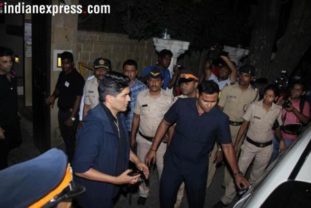 "sridevi, sridevi funeral photos, sridevi dead, sridevi condolences, sridevi funeral, sridevi last rights photos, khushi kapoor, sridevi death, anil kapoor, arjun kapoor, sonam kapoor, karan johar