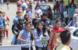 SSC CHSL Admit Card 2018: यहां से डाउनलोड करें एडमिट कार्ड, जानिए परीक्षा से जुड़ी सारी डीटेल्स