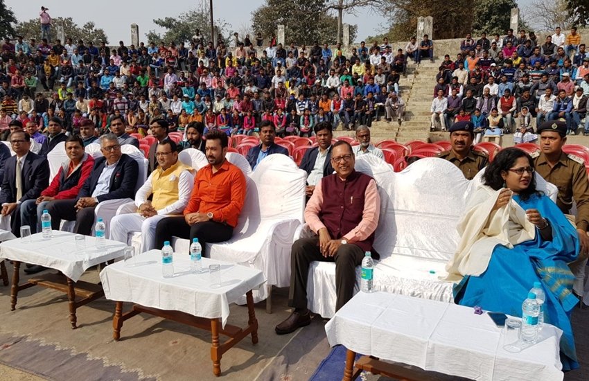 भागलपुर के सैंडिस कंपाउंड स्टेडियम में पुलिस ने एक मिसाल कायम की। भागलपुर के सैंडिस कंपाउंड स्टेडियम में पुलिस ने एक मिसाल कायम की।