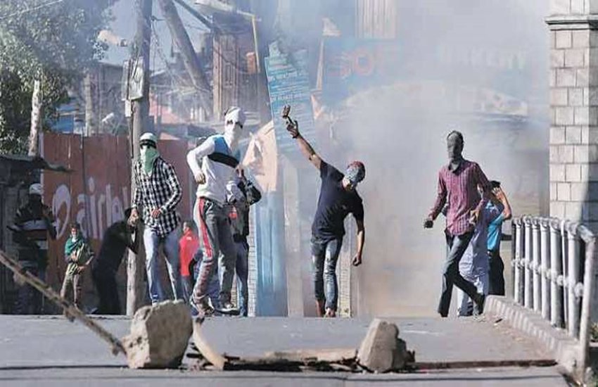 Jammu Kashmir, Jammu Kashmir news, Kashmiri policeman, Stone pleters, Shweta singh, Kashmir, militants, Hurriyat, bjp, Mehbboa mufti, hindi news, News in Hindi, Jansatta