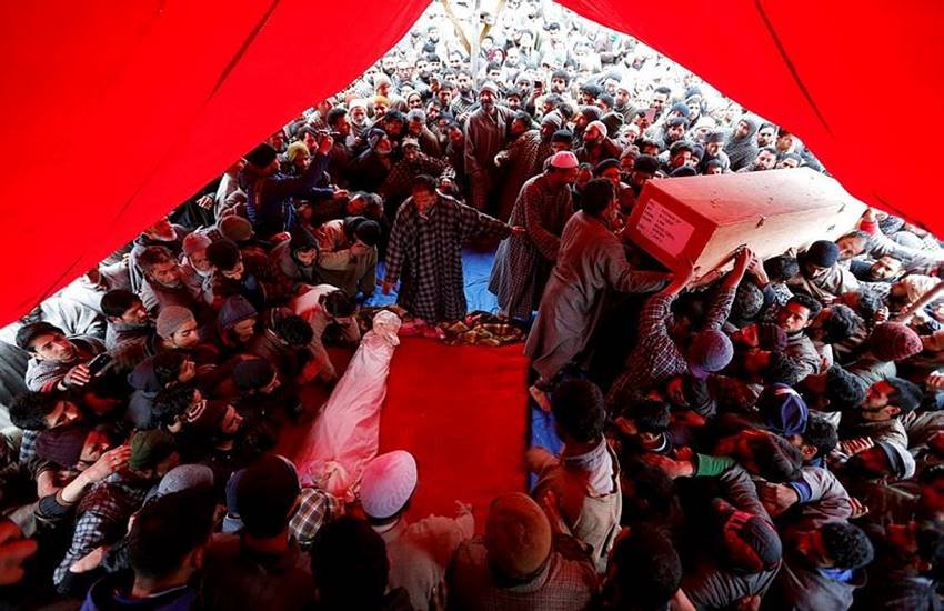 सुंजवान सैन्‍य शिविर पर आतंकी हमले में शहीद हुए मोहम्‍मद इकबाल शेख को पुलवामा में अंतिम विदाई देने के लिए सैकड़ों लोग जुटे थे। (फोटो सोर्स: रायटर)