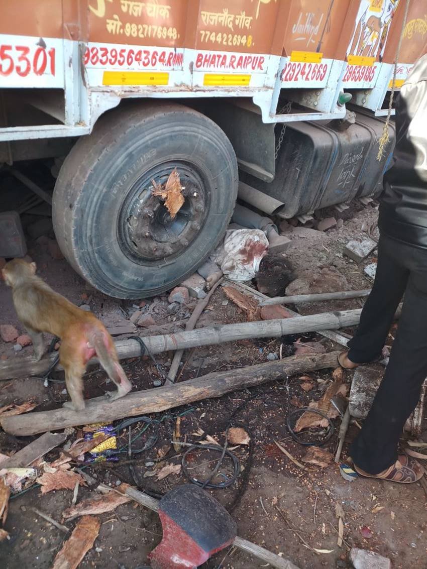 Truck Rushed, Truck Rushed The People, truck accident, Truck Rushed in jabalpur, Jabalpur District of Madhya Pradesh, 8 Dead, 8 Dead in truck accident, 8 Dead and Many Injured, truck accident pics, truck accident photos, truck accident photo gallery