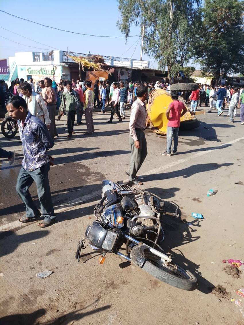 Truck Rushed, Truck Rushed The People, truck accident, Truck Rushed in jabalpur, Jabalpur District of Madhya Pradesh, 8 Dead, 8 Dead in truck accident, 8 Dead and Many Injured, truck accident pics, truck accident photos, truck accident photo gallery