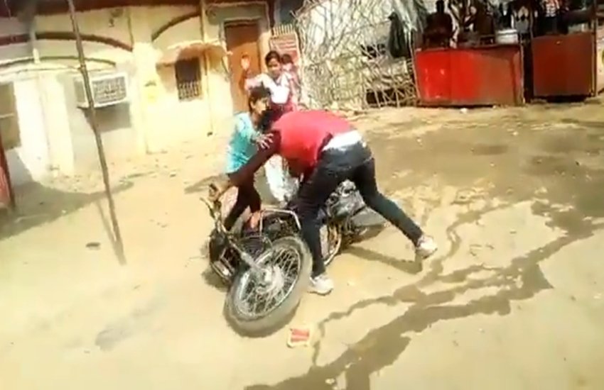 छेड़छाड़ करने वाले लड़के को सबक सिखाती छात्राएं।(फोटो सोर्स- ट्विटर)