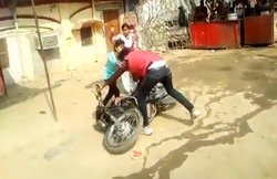 यूपी: छेड़खानी कर रहे लड़के से भिड़ी छात्राएं तो भाग निकला शोहदा, देखें वीडियो