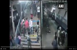 train, mumbai train, mumbai local, boy falls from train, viral video, rpf, Indian railway, Hindi news, news in Hindi, mumbai news, mumbai news in Hindi, Jansatta