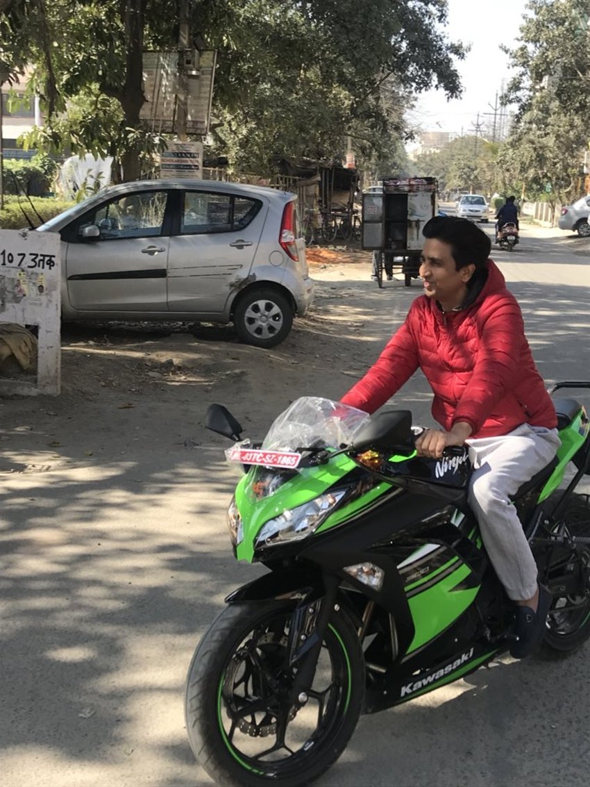 kumar vishwas, kumar vishwas bike ride, kumar vishwas latest photos, kumar vishwas ValentinesDay, kumar vishwas celebrate Valentines Day with bhis wife, kumar vishwas aap, aap leader kumar vishwas