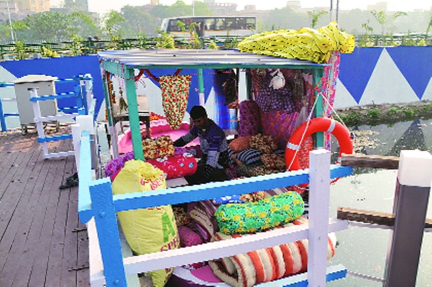 बंगालः आकर्षण का केंद्र बना देश का पहला तैरता बाजार बंगालः आकर्षण का केंद्र बना देश का पहला तैरता बाजार