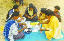 उद्यम- कुटीर उद्योग में महिलाएं