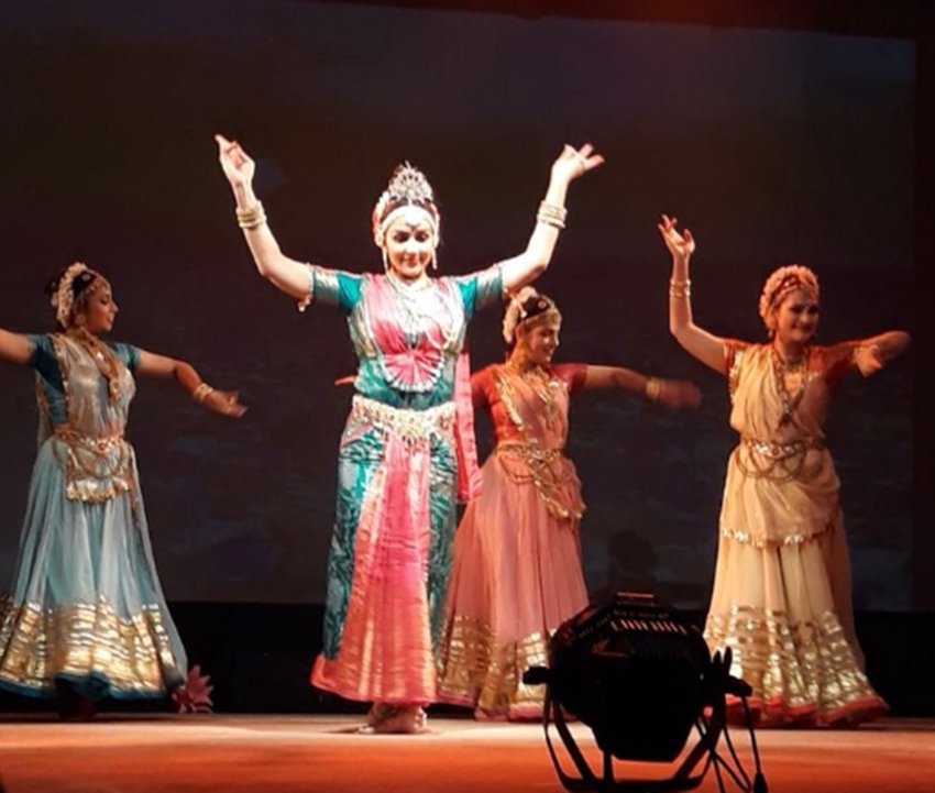 hema malini, hema malini love to see daughter performance, isha deol to perform like mother hema, hema enjoying isha deol performance, isha deol dance performance in mumbai, entertainment news, bollywood news, television news