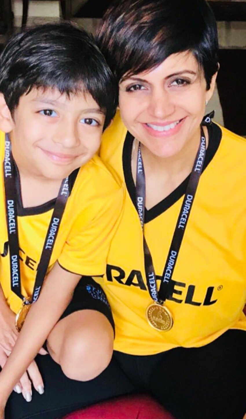 mandira bedi, mandira bedi reached in delhi marathon, mandira bedi with her son, see pictures of mandira bedi, mandira bedi with son doing fun in delhi marathon, entertainment news, bollywood news, television news