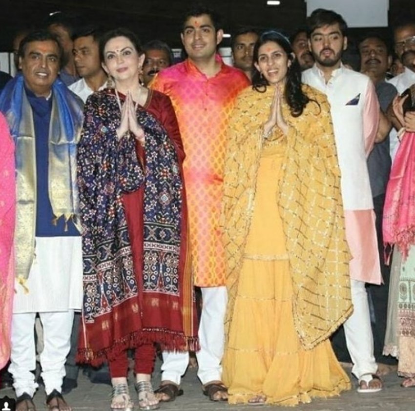 Ambani family,Mumbai, Siddhivinayak Temple, engagement ceremony, billionaire Mukesh Ambani, Akash Ambani, Shloka Mehta, Goa. Shloka, Russell Mehta, Nita Ambani, Mukesh Ambani, Reliance Industries, Shloka Mehta, Rosy Blue Diamonds, world's largest diamond trading companies, Bollywood News, Bollywood News in Hindi, News in Hindi, Entertenment news in Hindi, crime news, naitonal news, international news, trending news, twitter news, Viral story in Hindi, Latest news in Hindi, Jansatta