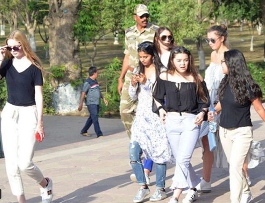 shahrukh khan, shahrukh khan daughter Suhana Khan, suhana khan with London friends, suhana khan at AGRA, suhana to see Taj Mahal, suhana khan with mom Gauri khan, see pictures of suhana khan, television news, bollywood news, entertainment news