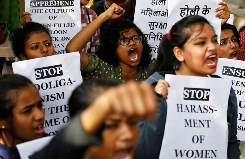 घटना के दौरान मैंने ज्यादा ध्यान नहीं दिया। लेकिन जब बलून से निकला पदार्थ सूखा तो उसके सफेद दाग कपड़े पर उभर आए। उससे अजीब गंध आ रही थी। मैं हॉस्टल लौटी तो मेरी दोस्त ने स्पर्म फेंकने की बात बताई। तब मुझे पता लगा और मैं गुस्से और घृणा से भर गई थी।' (सभी तस्वीरेंःरॉयटर्स/एएनआई)