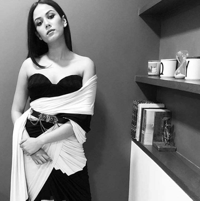 Hello Hall of Fame awards, Hello Hall of Fame awards 2018, Mira Rajput, mira rajput in award function, mira in black and white dressm, shahid kapoor, shahid kapoor wife mira rajput, Shweta Bachchan look gorgeous, Shweta Bachchan in gold dress, see pictures, entertainment news, bollywoood news television news