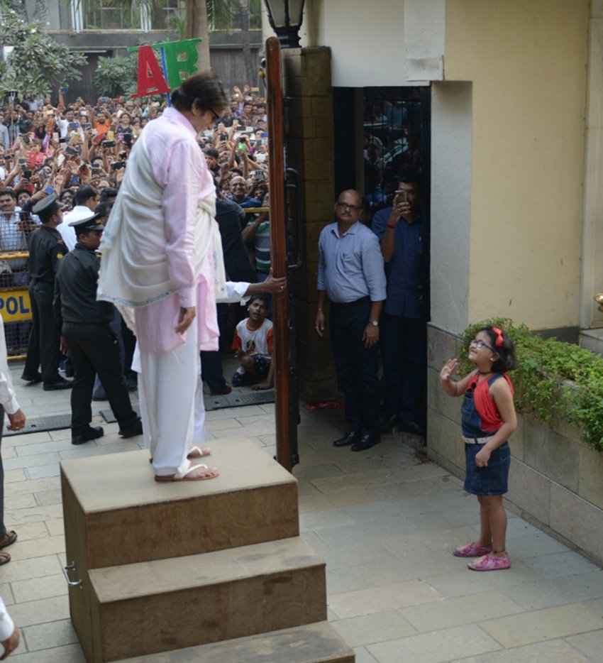 Amitabh Bachchan, Amitabh Bachchan Little young fan, Amitabh Bachchan fan crowd, big b fans, Amitabh Bachchan on twitter, Amitabh Bachchan Little young fan, Amitabh Bachchan fan crowd, big b fans, entertainment news, television news, bollywood news