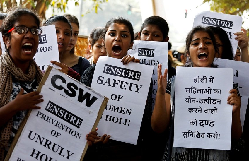 सीमेन बलून फेंके जाने का एक अन्य मामला भी सामने आया है। अमर कॉलोनी में रहने वाली छात्रा पर भी ऐसा ही बलून फेंका गया, जो किसी लड़की ने फेंका था। आरोपी लड़की के परिजन ने इस बाबत छात्राओं से लिखित में माफी मांगी है।