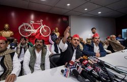 अखिलेश यादव का पीएम नरेंद्र मोदी पर हमला- आप 48 देश घूम आए, बताइए कहां होता है ऐसा?