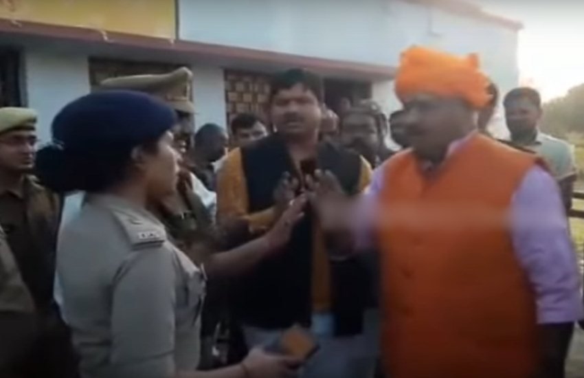  एसपी चारू निगम से उलझते बीजेपी नेता उपेंद्र दत्त शुक्ला। (फोटो- स्क्रीनशॉट)
