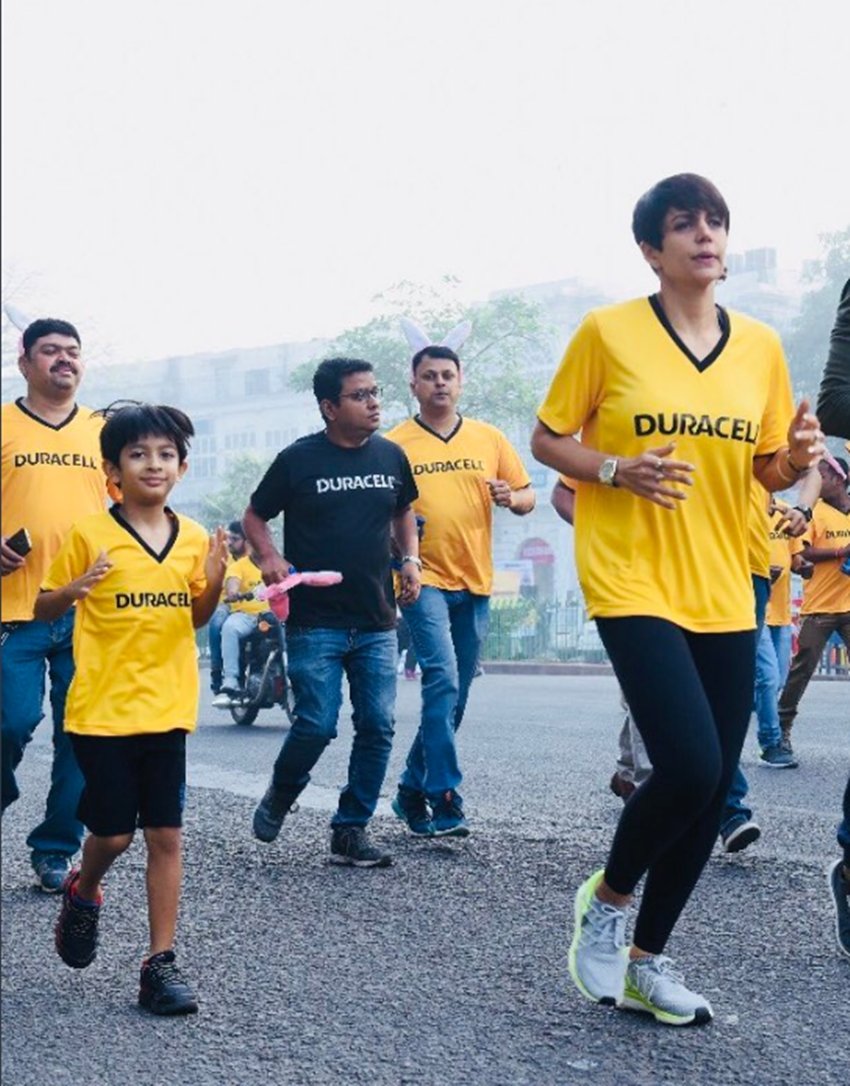 mandira bedi, mandira bedi reached in delhi marathon, mandira bedi with her son, see pictures of mandira bedi, mandira bedi with son doing fun in delhi marathon, entertainment news, bollywood news, television news