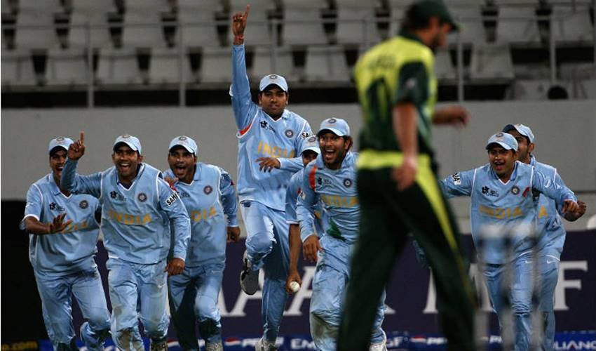 आईसीसी वर्ल्ड कप टी-20 फाइनल जोहान्सबर्ग, 2007 : ये टी-20 का सबसे पहला वर्ल्ड कप था भारतीय टीम की कमान युवा और भरोसेमंद महेन्द्र सिंह धोनी के हाथ में थी। जो कि इस मैच में इतिहास लिखना चाहते थे। भारत ने टॉस जीतकर पहले बल्लेबाजी करने का फैसला किया। गौतम गंभीर (75) ने पाकिस्तान की हर गेंद को बखूबी झेला, जबकि बाकी खिलाड़ी आउट होते गए। भारत ने पाकिस्तान को जीत के लिए 157 रनों का लक्ष्य दिया। पाकिस्तान के लिए इमरान नजीर और मिस्बाह-उल-हक ने उस दिन सबसे ज्यादा रन जोड़े। एक वक्त तो ऐसा लगा जैसे उन्होंने भारतीय खिलाड़ियों के मन से जीत के सपने को छीन ही लिया है। लेकिन जोगिन्दर शर्मा की एक सनसनाती गेंद ने पूरे खेल का पासा ही पलट दिया। श्रीसंत ने शॉर्ट फाइन लेग पर मिस्बाह की खेली हुई गेंद को लपक लिया। भारत ने इस मैच में तीन गेंद शेष रहते हुए ही पाकिस्तान से खिताब छीनकर अपने कब्जे में कर लिया था। (फोटो सोर्स- AP)