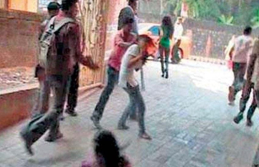 पब के बाहर लड़कियों से मारपीट के वीडियो का स्क्रीनशॉट।