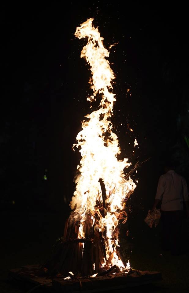 the Holika has been burnt, amitabh bachcah, jansatta photo gallery, holi 2018, aishawrya rai, jaya bachchan, abhishek bachchan, aradhya bachchan, bachchan family