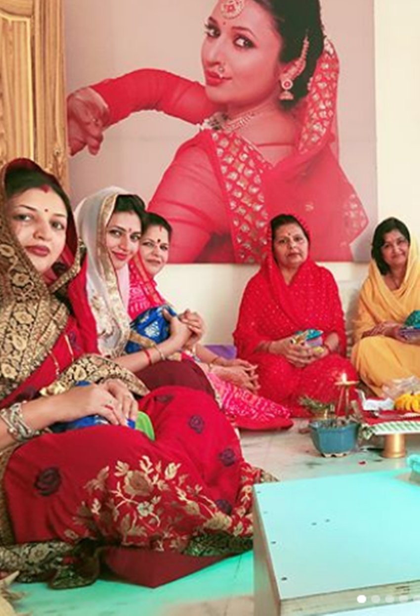 इस तस्वीर का कैप्शन देते हुए दिव्यंका ने लिखा, 'सरप्राइज पूजा'।