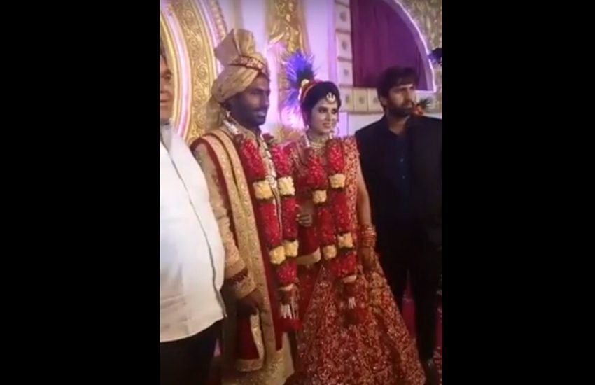 परविंदर अवाना के शादी की ये फोटो यूट्यूब वीडियो से ली गई है। 