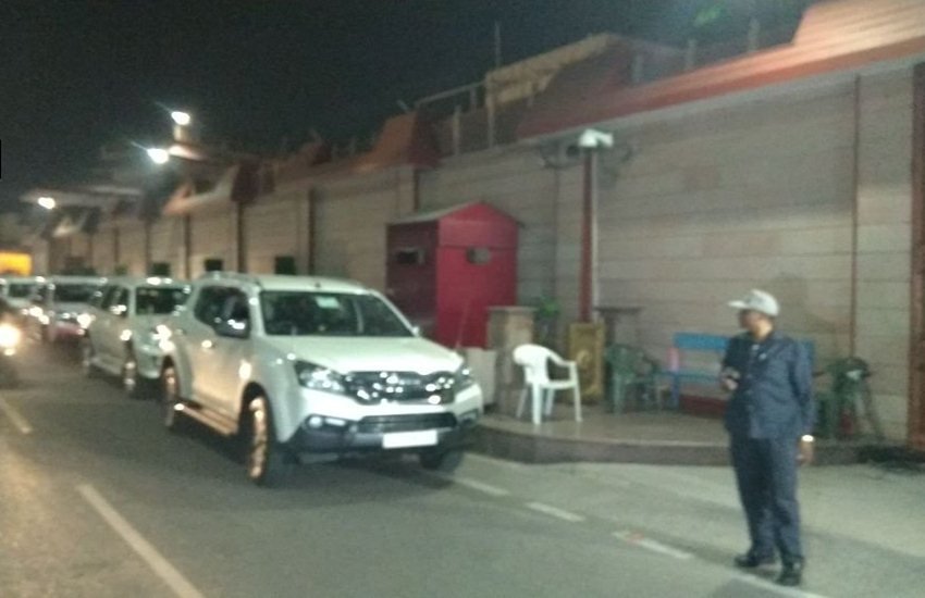 मायावती के आवास पर अखिलेश यादव का काफिला। फोटो- ANI मायावती के आवास पर अखिलेश यादव का काफिला। फोटो- ANI