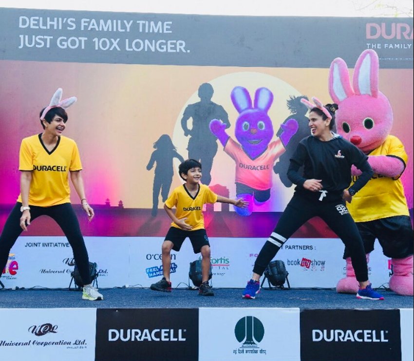 mandira bedi, mandira bedi reached in delhi marathon, mandira bedi with her son, see pictures of mandira bedi, mandira bedi with son doing fun in delhi marathon, entertainment news, bollywood news, television news