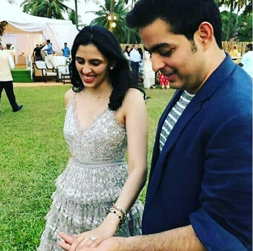 Ambani family,Mumbai, Siddhivinayak Temple, engagement ceremony, billionaire Mukesh Ambani, Akash Ambani, Shloka Mehta, Goa. Shloka, Russell Mehta, Nita Ambani, Mukesh Ambani, Reliance Industries, Shloka Mehta, Rosy Blue Diamonds, world's largest diamond trading companies, Bollywood News, Bollywood News in Hindi, News in Hindi, Entertenment news in Hindi, crime news, naitonal news, international news, trending news, twitter news, Viral story in Hindi, Latest news in Hindi, Jansatta
