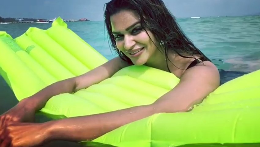 Aashka Goradia, Aashka Goradia husband Brent Goble, Aashka Goradia enjoying in sea, Aashka Goradia during Andaman Islands holidays, Aashka Goradia, see pictures of Aashka Goradia, Aashka Goradia, Aashka Goradia enjoying in sea, Aashka Goradia during Andaman Islands holidays, Aashka Goradia, see pictures of Aashka Goradia, entertainment news, television news, bollywood news, entertainment news, television news, bollywood news