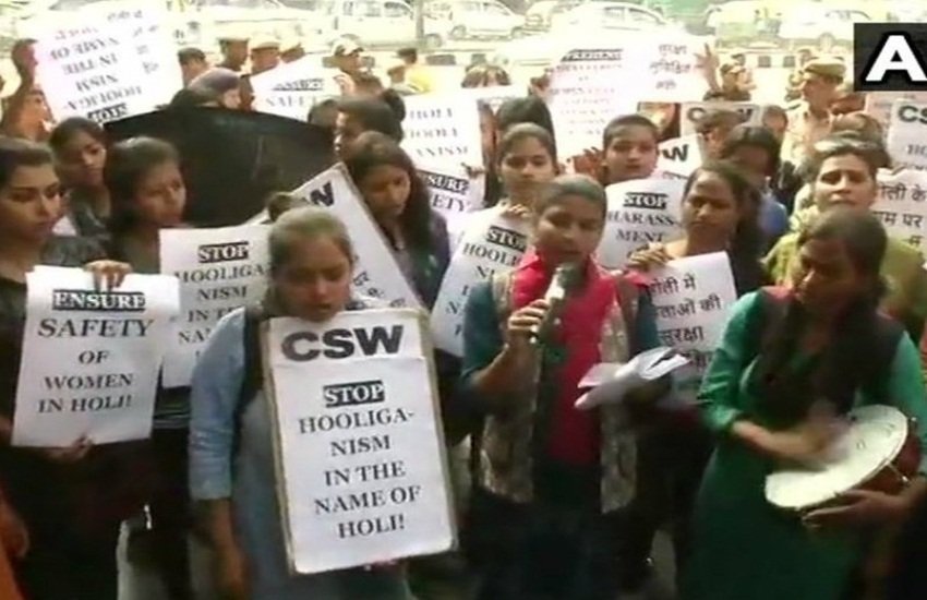 पीड़िता के अनुसार, "मैं और मेरी सहेली घर लौट रहे थे। अचानक मेरे सिर पर बलून पड़ा। लग रहा था, उसमें वीर्य भरा था। वह बेहद चिपचिपा था। हम फौरन उस ओर गए, जहां से बलून फेंका गया। मगर वहां मकान मालिक के अलावा कोई और न मिला। हमने पुलिस में शिकायत की है।"