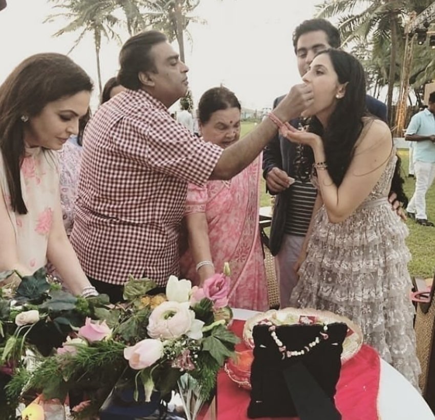 Ambani family,Mumbai, Siddhivinayak Temple, engagement ceremony, billionaire Mukesh Ambani, Akash Ambani, Shloka Mehta, Goa. Shloka, Russell Mehta, Nita Ambani, Mukesh Ambani, Reliance Industries, Shloka Mehta, Rosy Blue Diamonds, world's largest diamond trading companies, Bollywood News, Bollywood News in Hindi, News in Hindi, Entertenment news in Hindi, crime news, naitonal news, international news, trending news, twitter news, Viral story in Hindi, Latest news in Hindi, Jansatta