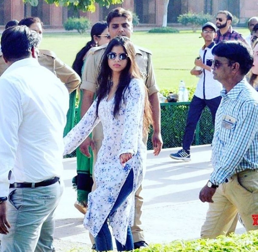 shahrukh khan, shahrukh khan daughter Suhana Khan, suhana khan with London friends, suhana khan at AGRA, suhana to see Taj Mahal, suhana khan with mom Gauri khan, see pictures of suhana khan, television news, bollywood news, entertainment news
