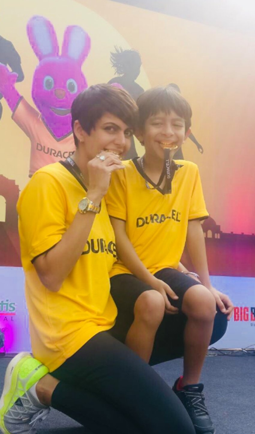mandira bedi, mandira bedi reached in delhi marathon, mandira bedi with her son, see pictures of mandira bedi, mandira bedi with son doing fun in delhi marathon, entertainment news, bollywood news, television news