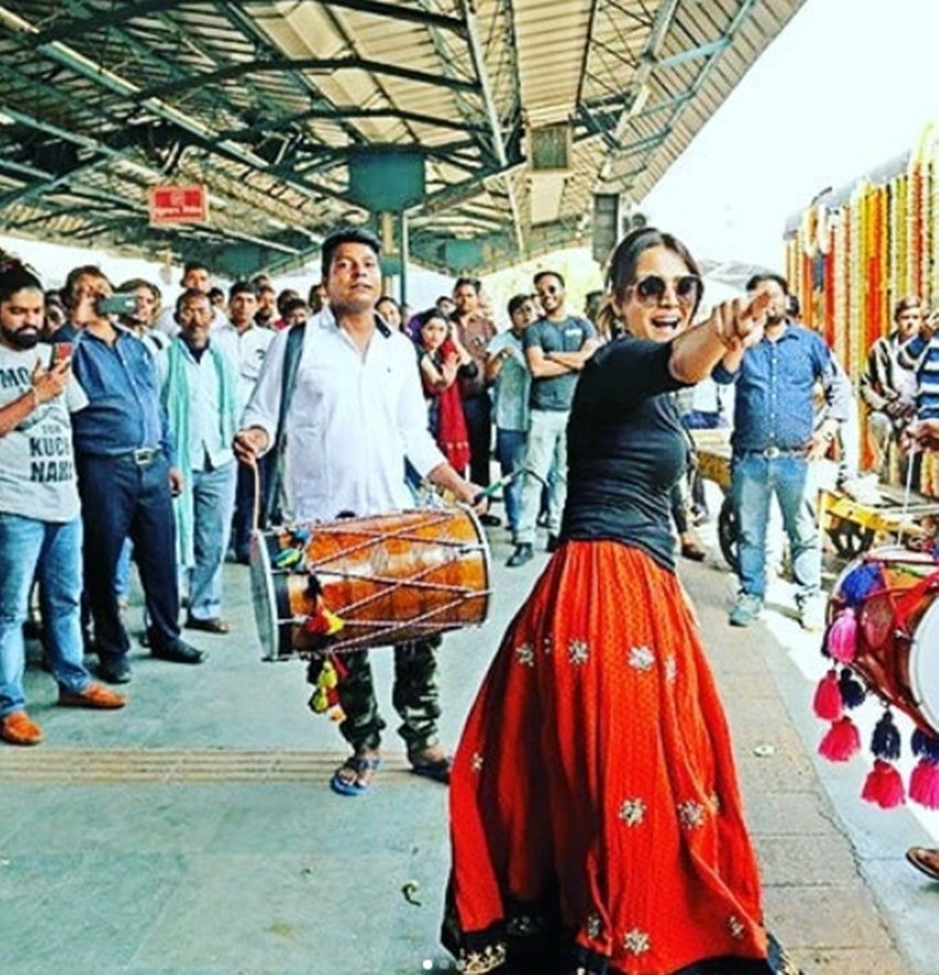 Swara Bhaskar, Swara Brother Ishaan Bhasker, Swara brother got married, swara dancing in veere di wedding, see wonderful pictures of swara bhasker, graceful swara bhasker in wedding, entertainmnet news, bollywood nws, television news, entertainmnet news, bollywood nws, television news