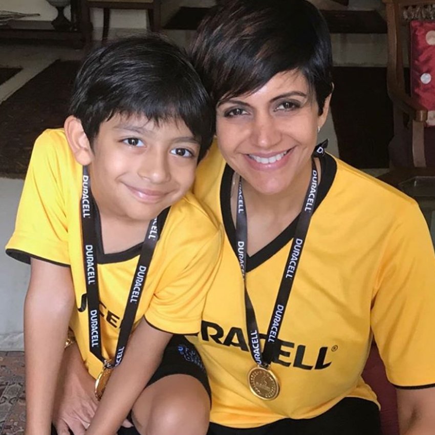 mandira bedi, mandira bedi reached in delhi marathon, mandira bedi with her son, see pictures of mandira bedi, mandira bedi with son doing fun in delhi marathon, entertainment news, bollywood news, television news