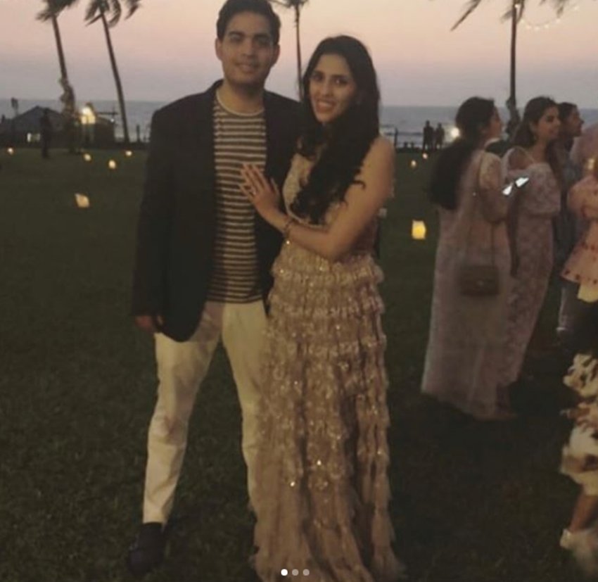 Ambani family,Mumbai, Siddhivinayak Temple, engagement ceremony, billionaire Mukesh Ambani, Akash Ambani, Shloka Mehta, Goa. Shloka, Russell Mehta, Nita Ambani, Mukesh Ambani, Reliance Industries, Shloka Mehta, Rosy Blue Diamonds, world's largest diamond trading companies, Bollywood News, Bollywood News in Hindi, News in Hindi, Entertenment news in Hindi, crime news, naitonal news, international news, trending news, twitter news, Viral story in Hindi, Latest news in Hindi, Jansatta