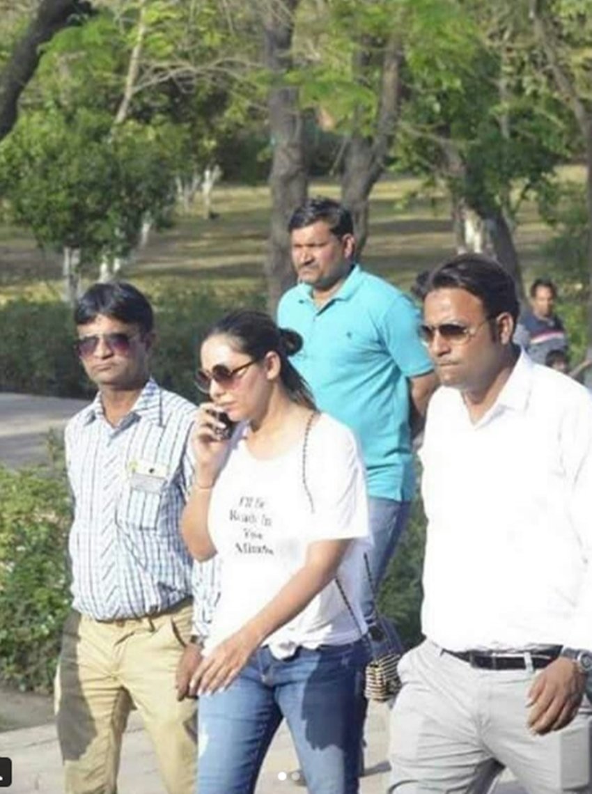 shahrukh khan, shahrukh khan daughter Suhana Khan, suhana khan with London friends, suhana khan at AGRA, suhana to see Taj Mahal, suhana khan with mom Gauri khan, see pictures of suhana khan, television news, bollywood news, entertainment news