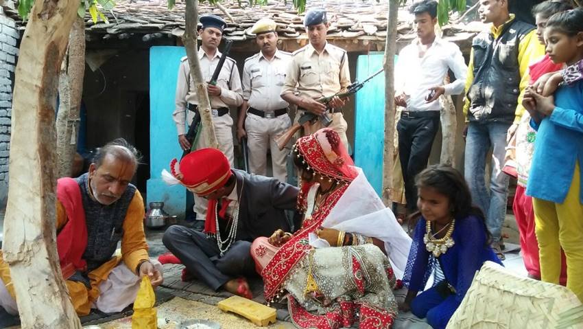 पुलिसवालों ने अपनी मौजूदगी में शादी संपन्न कराई। स्थानीय मीडिया के अनुसार विवाद उस वक्त शुरू हुआ जब शादी में बज रहे डीजे पर कुछ लोग नाच रहे थे। इसी दौरान दबंग वहां आ धमके। कहा जा रहा है कि डीजे पर शादी में शिरकत करने आए लोग शराब पीकर नाच रहे थे।