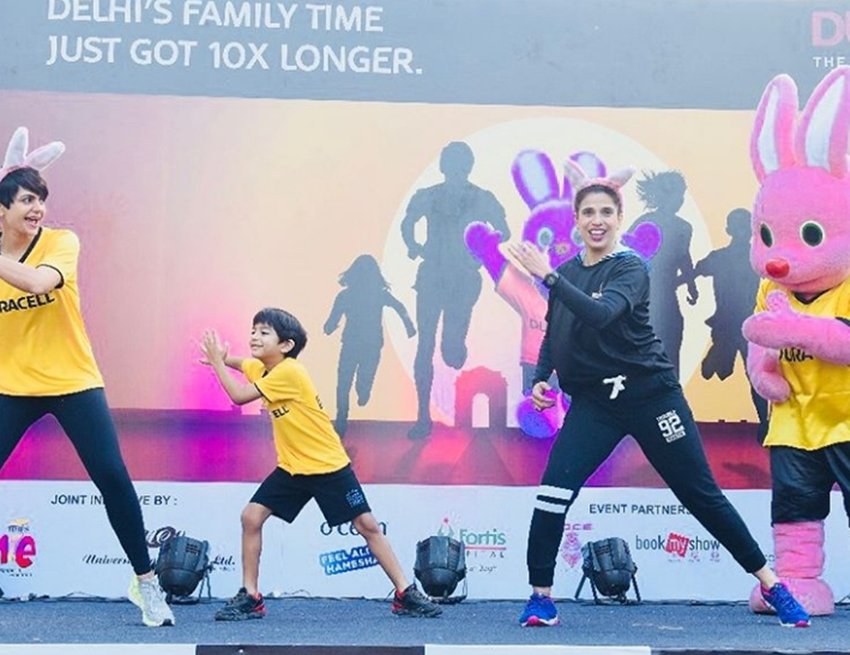 mandira bedi, mandira bedi reached in delhi marathon, mandira bedi with her son, see pictures of mandira bedi, mandira bedi with son doing fun in delhi marathon, entertainment news, bollywood news, television news