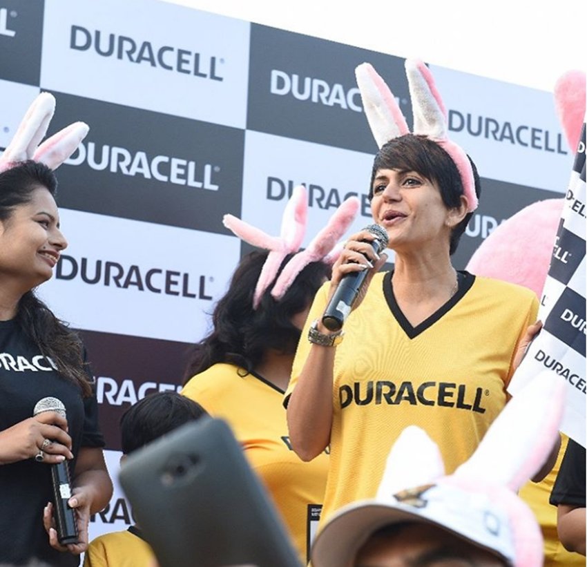 mandira bedi, mandira bedi reached in delhi marathon, mandira bedi with her son, see pictures of mandira bedi, mandira bedi with son doing fun in delhi marathon, entertainment news, bollywood news, television news