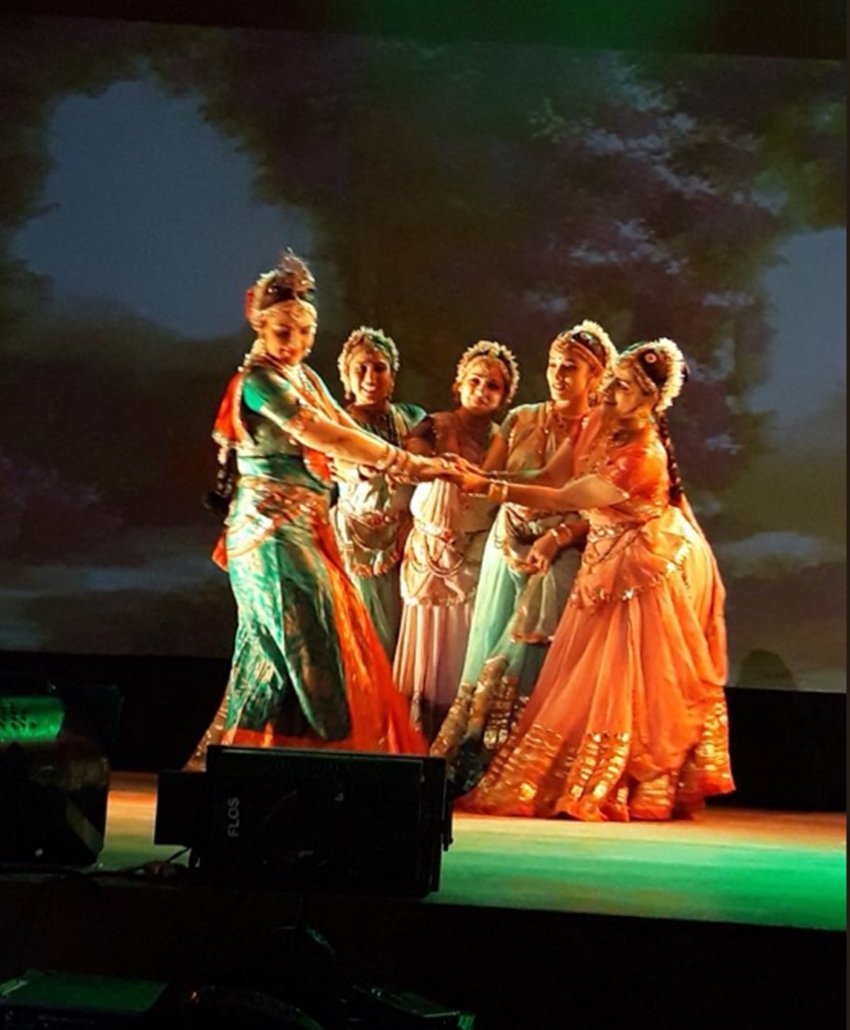 hema malini, hema malini love to see daughter performance, isha deol to perform like mother hema, hema enjoying isha deol performance, isha deol dance performance in mumbai, entertainment news, bollywood news, television news