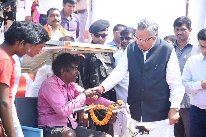 Dr Raman Singh, Dr Raman Singh in village, Dr Raman Singh pics, cm Dr Raman Singh, Dr Raman Singh cm, Dr Raman Singh in chhattisgarh, Chief Minister of Chhattisgarh Dr Raman Singh, Chief Minister of Chhattisgarh, Dr Raman Singh Reachs Village, Raman Singh Reachs Village, Met to People, Raman Singh state, photo gallery