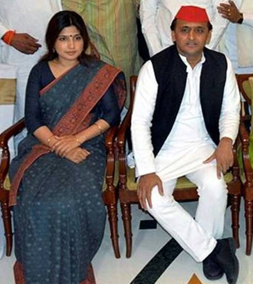 उत्तर प्रदेश के पूर्व सीएम और समाजवादी पार्टी के अध्यक्ष अखिलेश यादव के साथ उनकी पत्नी डिंपल यादव।